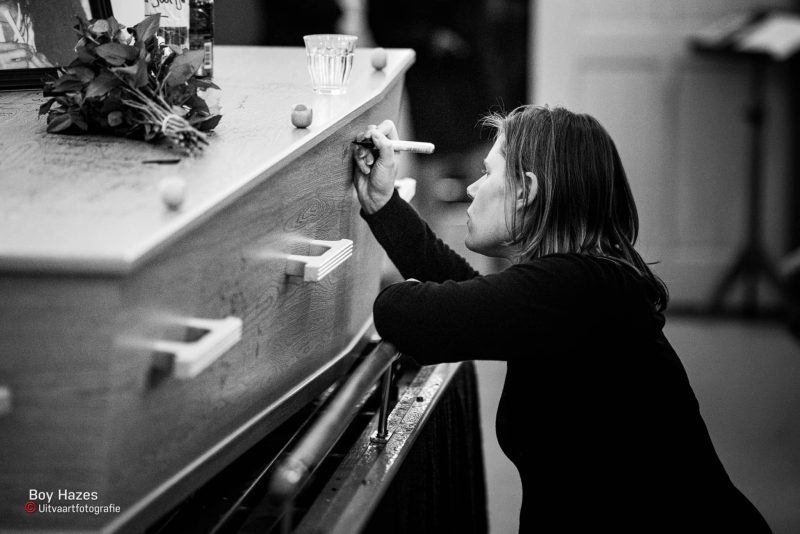 Boy Hazes - Uitvaartfotografie schrijven op kist