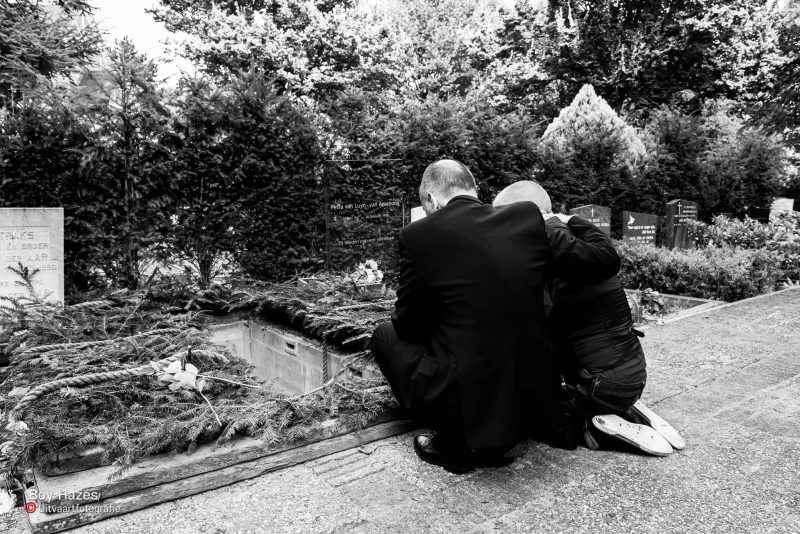 Boy Hazes - Uitvaartfotografie afscheid bij graf